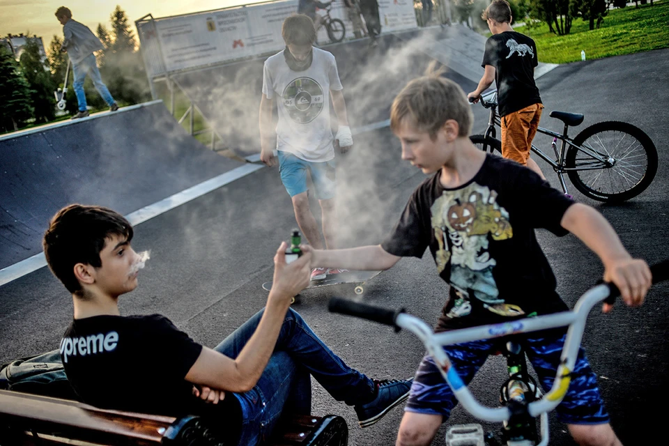 Стоковые фотографии по запросу Подросток курит
