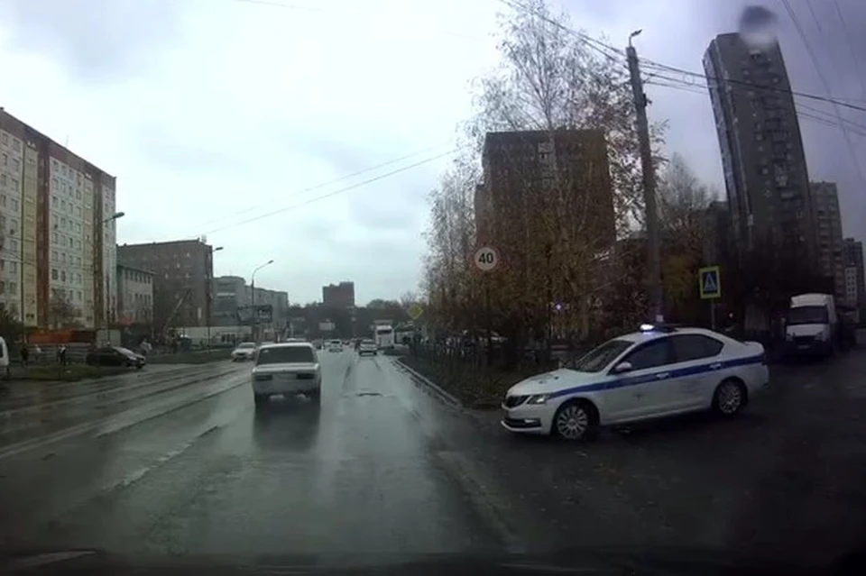 В Новосибирске сотрудники ДПС устроили погоню за водителем ВАЗ. Фото: АСТ-54