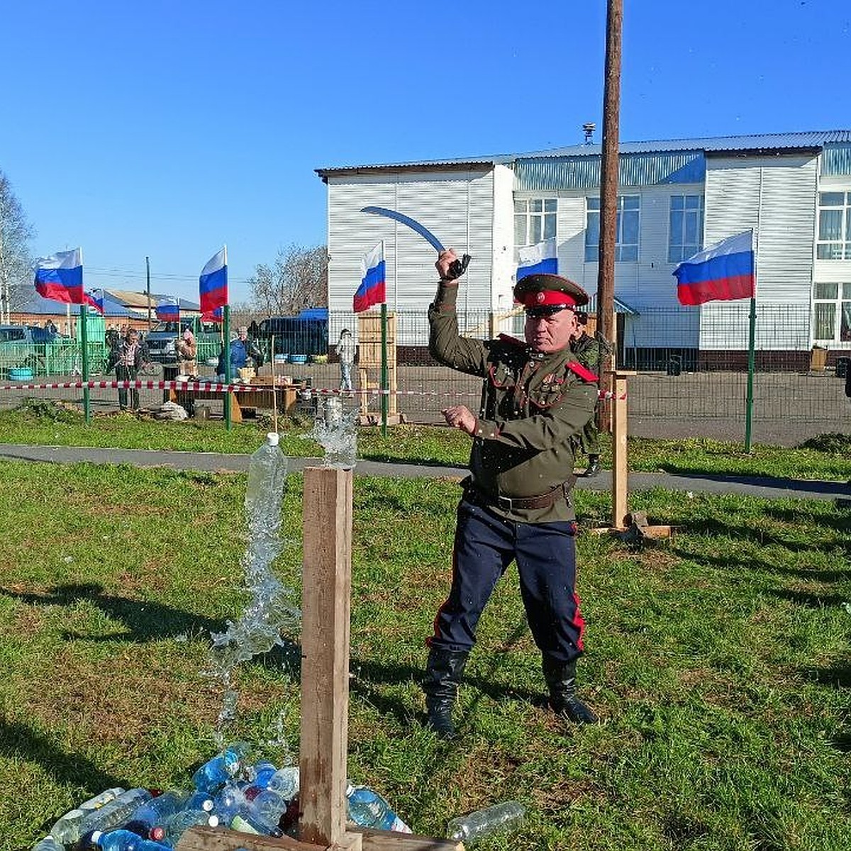 Казаки Кузбасса научили земляков добре шашкой рубить и народные песни  весело петь - KP.RU