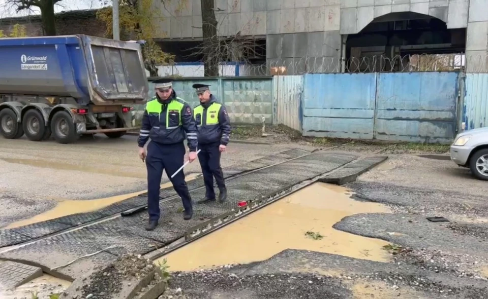В Обнинске машина провалилась в яму около ж/д переезда