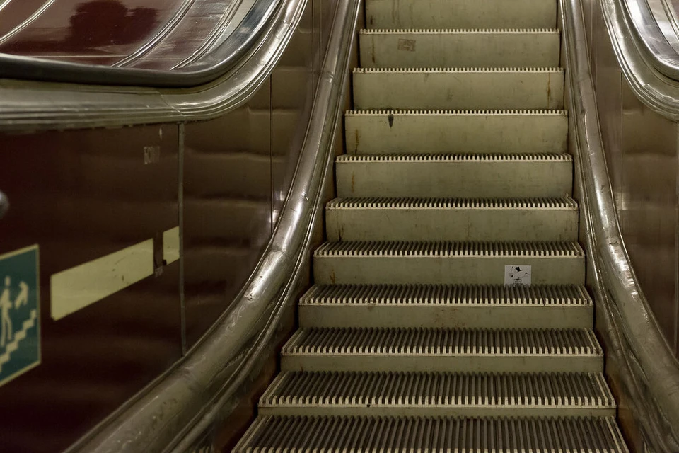 Вход на станцию метро «Площадь Восстания» ограничили из-за внезапной остановки эскалатора.