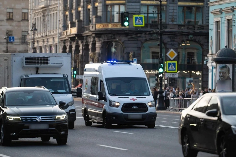 Школьник попал под колеса иномарки на проспекте Королева в Петербурге.