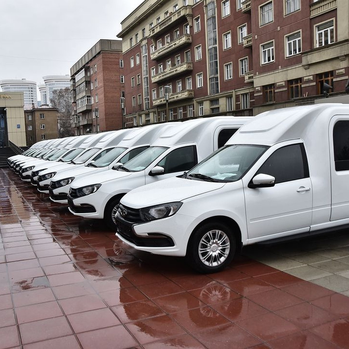 25 многодетных семей получили автомобили от правительства Новосибирской  области - KP.RU