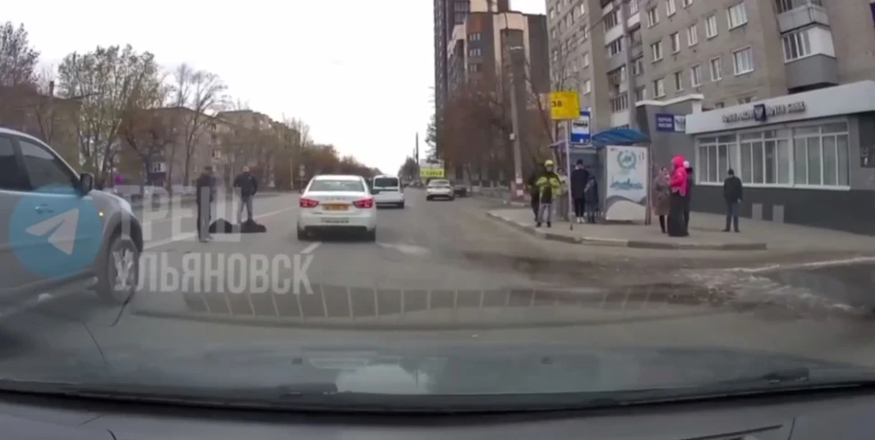 В Железнодорожном районе Ульяновска на пешеходном переходе сбили мужчину. Фото телеграм-канал Треш Ульяновск