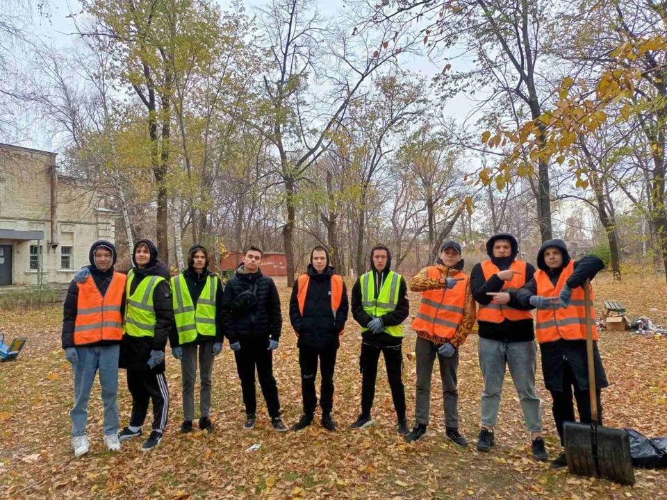 В работе по уборке городских территорий приняли активное участие студенты электромеханического колледжа. ФОТО: администрация Ульяновска