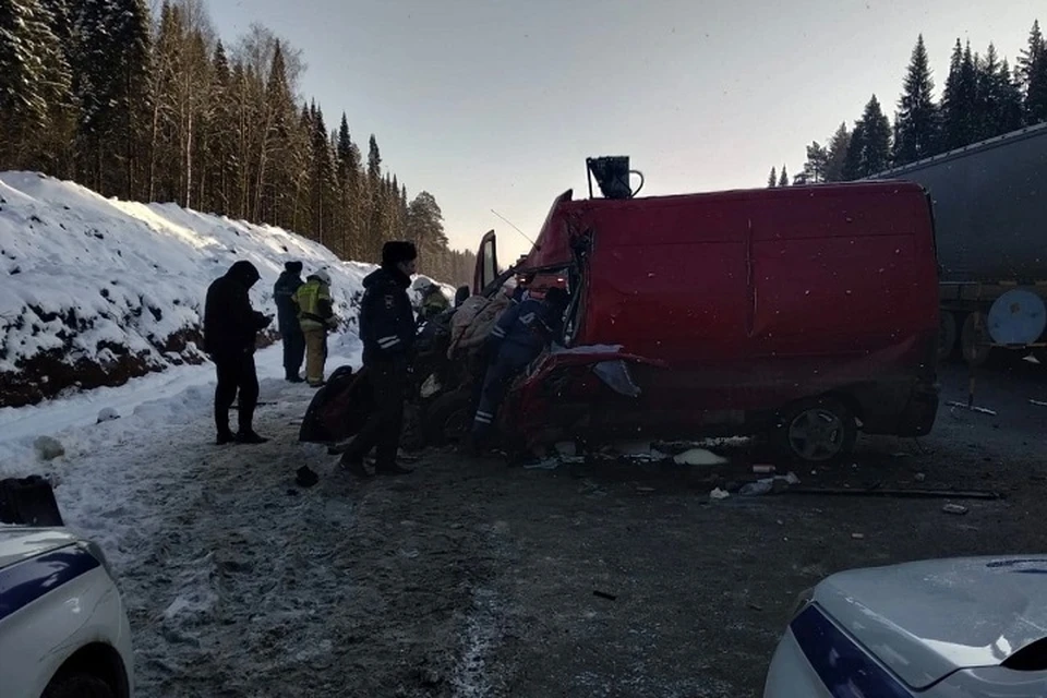 Авария произошла утром 27 октября на 284 километре трассы «Пермь – Екатеринбург». Фото: ГИБДД по Свердловской области