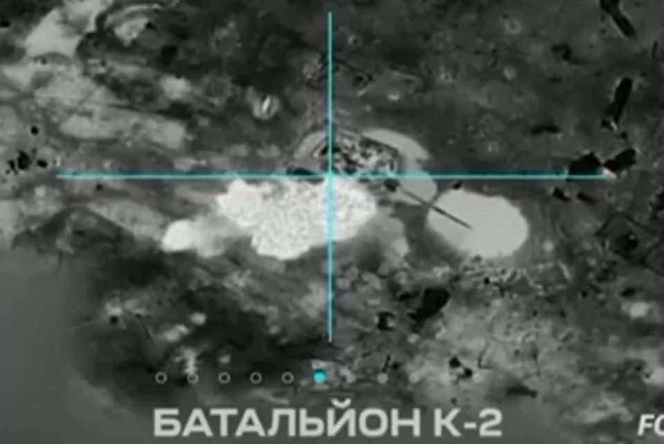 Украинская разведка опубликовала красочный ролик, где на танк Т-90М «Прорыв» один за другим делают сбросы дроны.