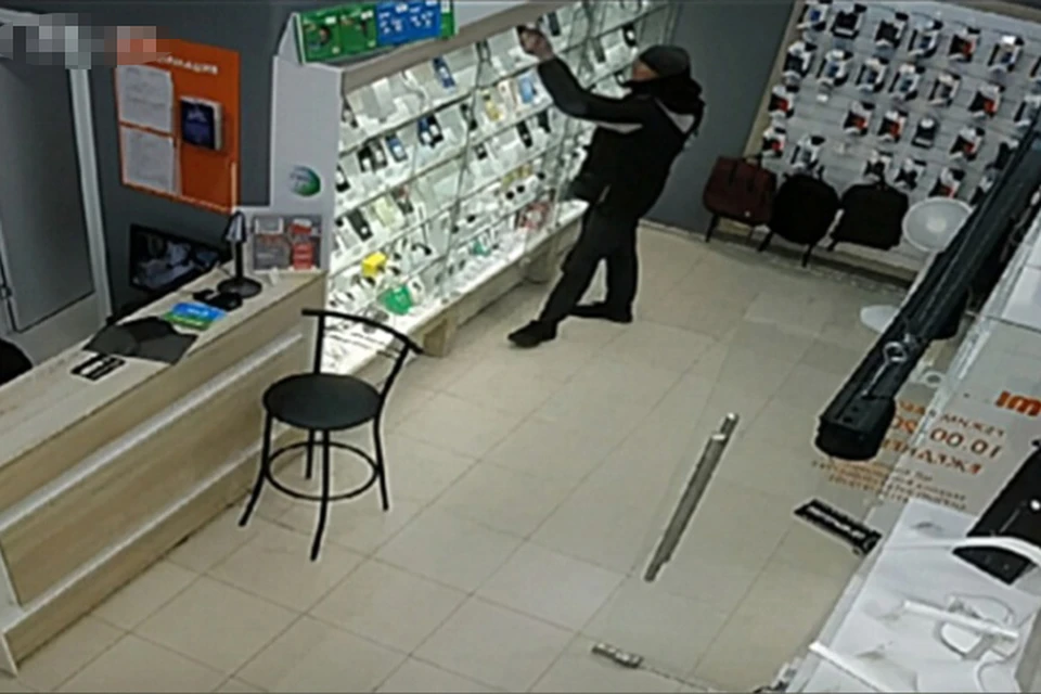 Мужчина украл с витрины мобильный телефон Фото: vk.com/ost_tver/Михаил Карпов