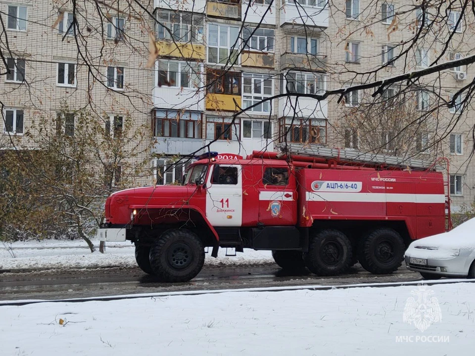 Девять человек эвакуировали из-за пожара на балконе в высотном доме в Дзержинске