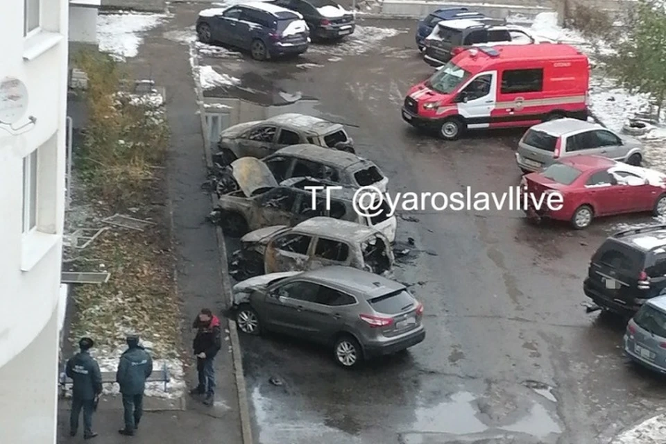 В Ярославле на улице Елены Колесовой рано утром сгорели пять машин. ФОТО: группа "Ярославль LIVE" ВКонтакте