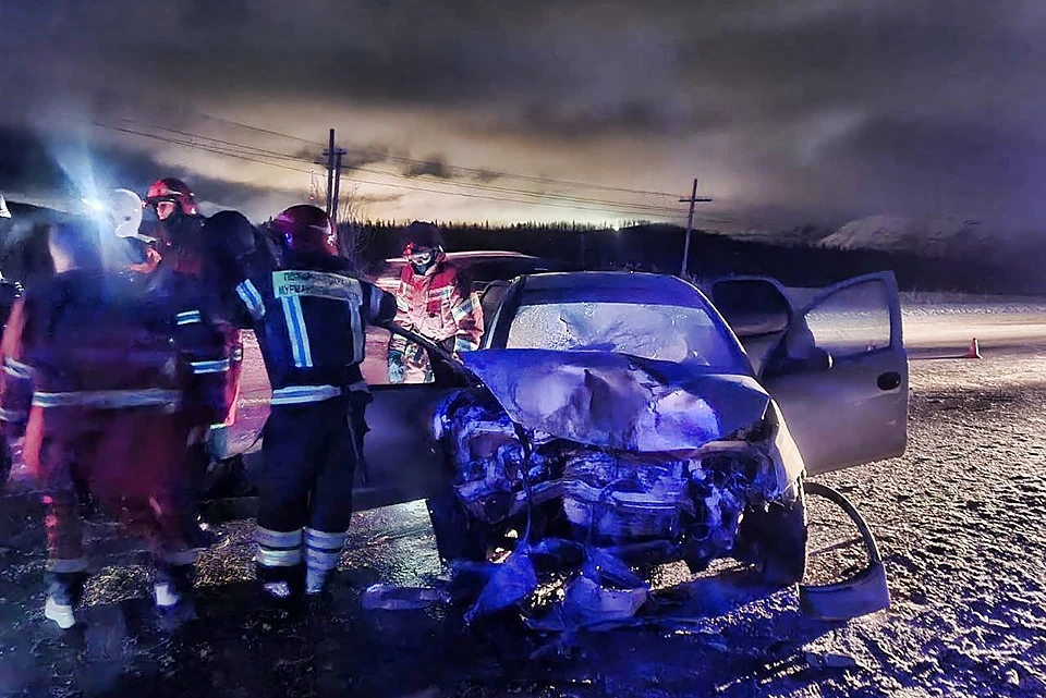 В аварии получили травмы оба водителя и пассажир Opel. Всех доставили в медицинское учреждение. Фото: Управление по ГОЧС и ПБ Мурманской области / vk.com/murman01