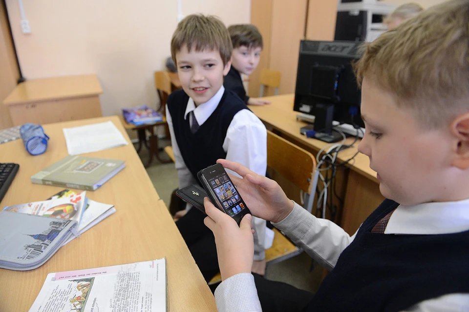 В России будет единая норма по использованию телефонов в школе