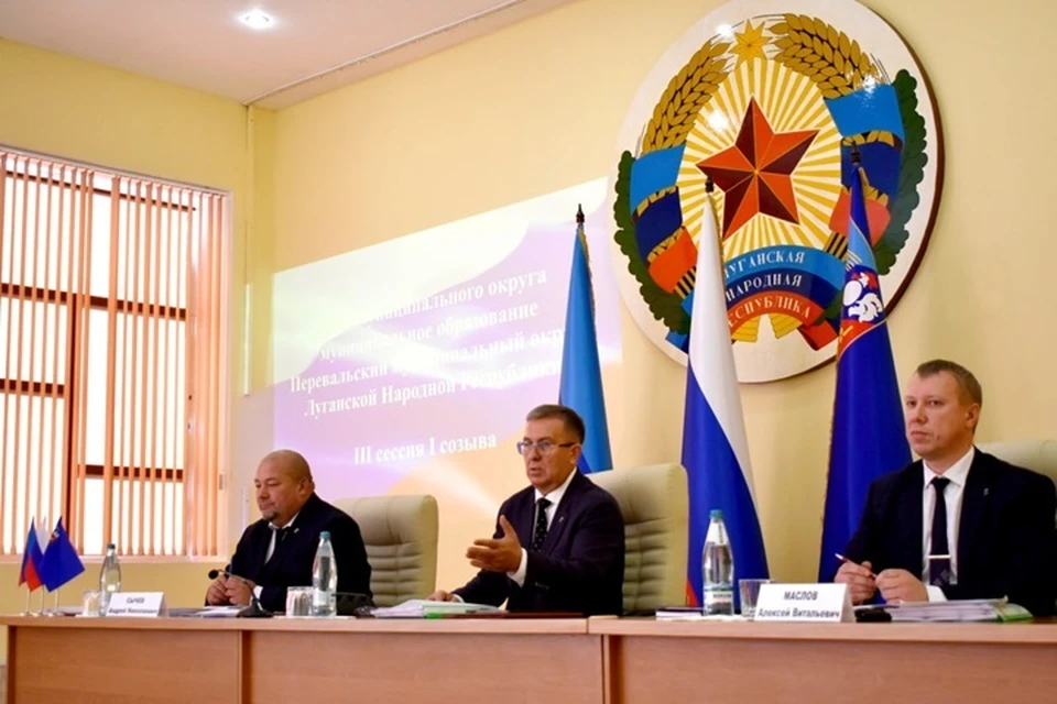 Новый глава Перевальского района принял присягу и поблагодарил депутатов и местных жителей за доверие. Фото - администрация Перевальского района