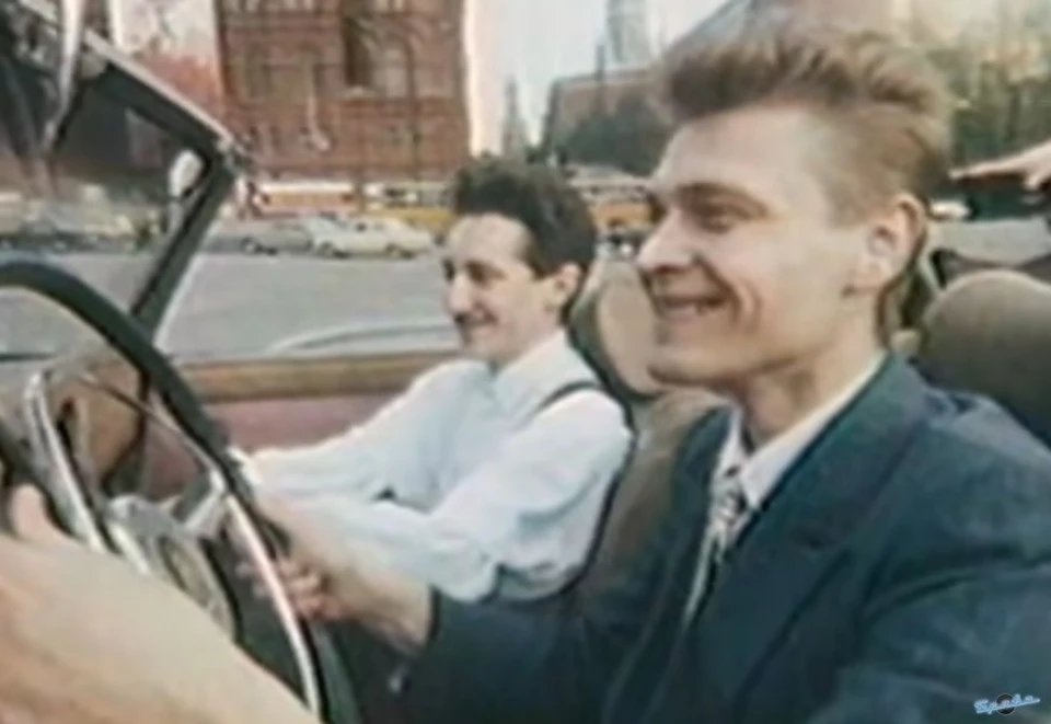 Сергей Лапин за рулем автомобиля, кадр из клипа группы "Браво" на хит "Добрый вечер, Москва".
