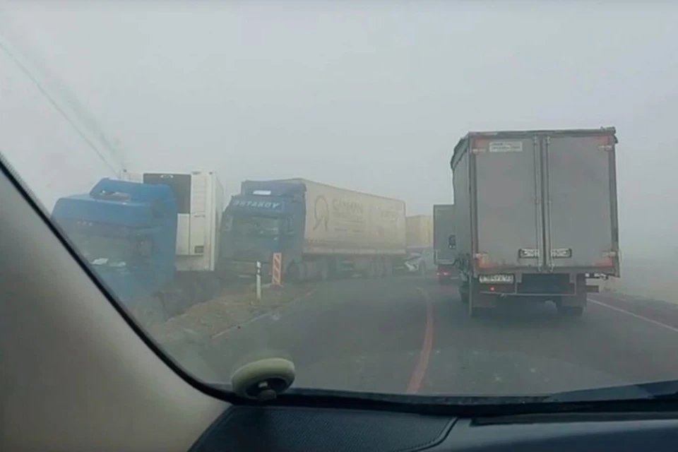 Фото: В Саратовской области в массовой аварии с большегрузами пострадал ребенок