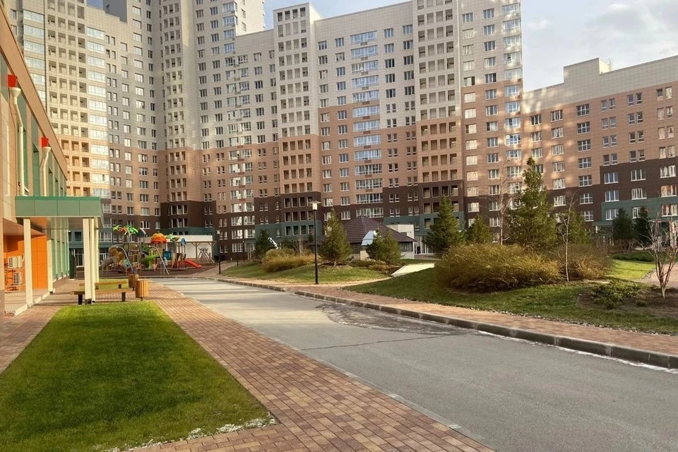 В Новосибирске прокуратура не дала «Новоколледжу» въехать в жилой дом. Фото: предоставлено местными жителями