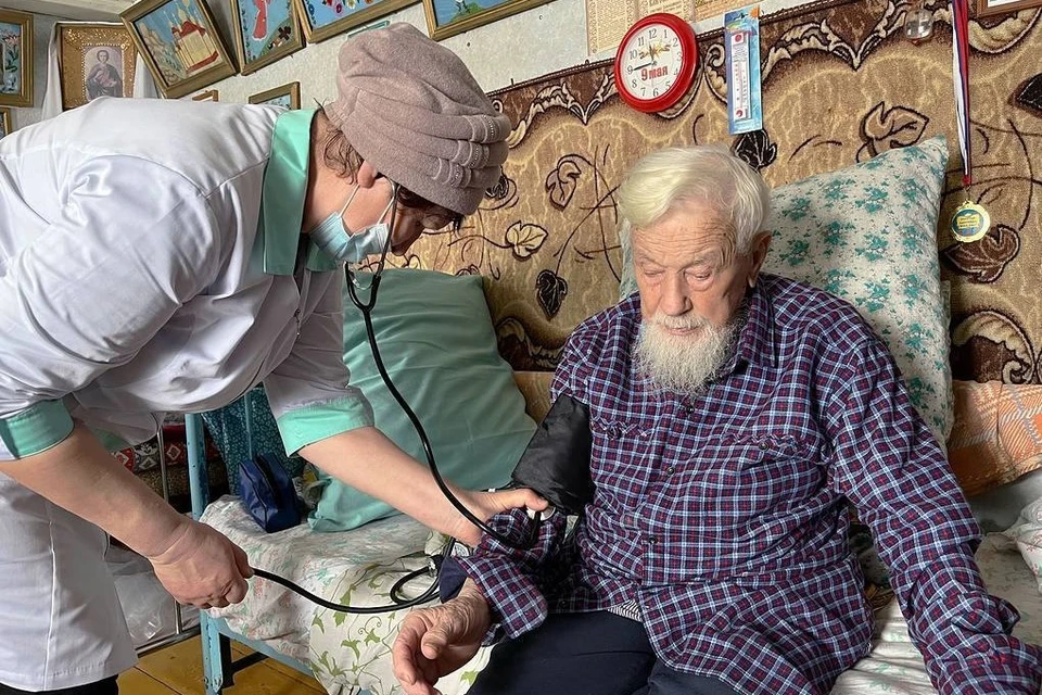 Фельдшер скорой медицинской помощи. Медицинская помощь. Отчет по производственной практике фельдшера скорой помощи. Медсестра парамедик. Медик фельдшер профессия.