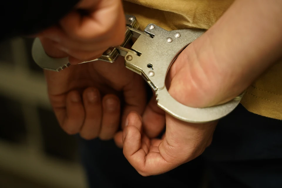 Мама кузбасского полицейского помогла сыну надень наручники на подельника телефонных мошенников.