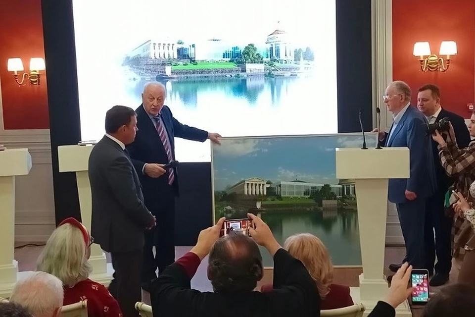 Эдуард Россель дарит Евгению Куйвашеву картину проекта музейно-выставочного комплекса