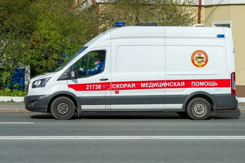 Первокурсницу увезли в больницу с отравлением после покраски окна в общежитии в Петербурге.