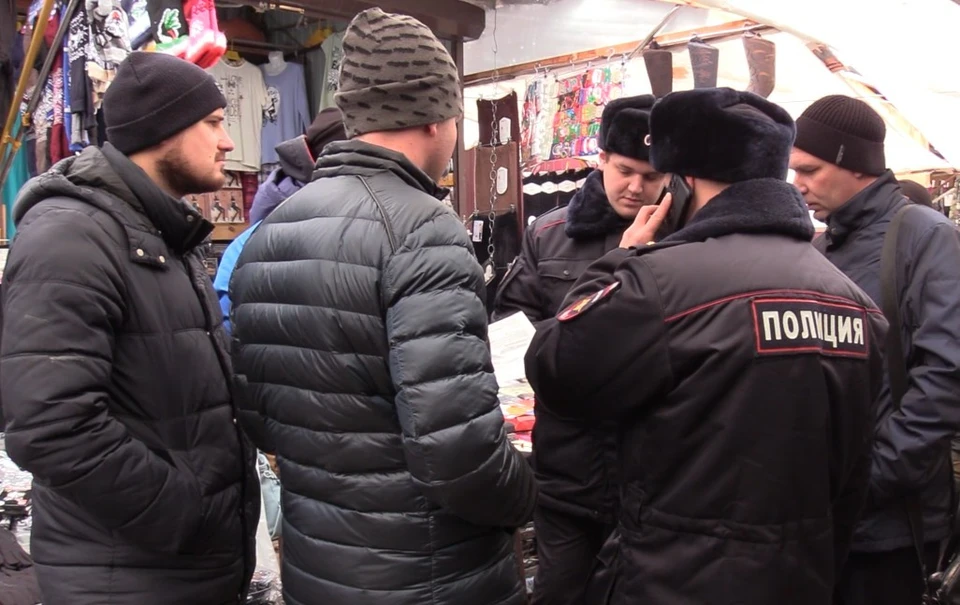 Двух мигрантов доставили в военкомат после рейда на рынке Нижнего Новгорода.