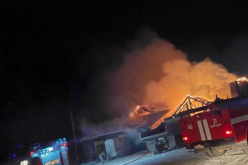 В Куйтунском районе загорелся склад с пиломатериалами