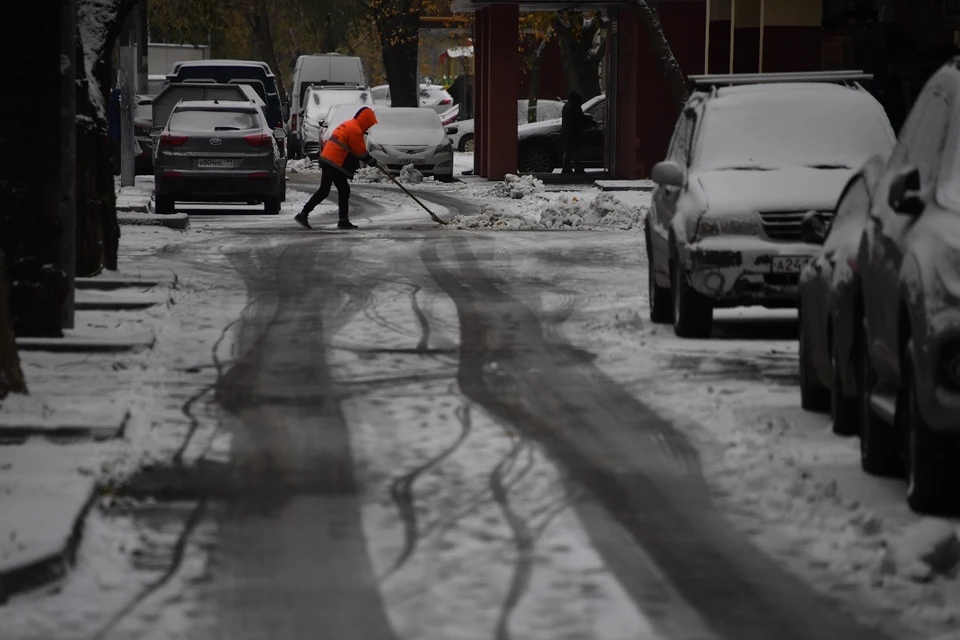 В Новосибирской области директора отправили убирать снег за неуплату алиментов.