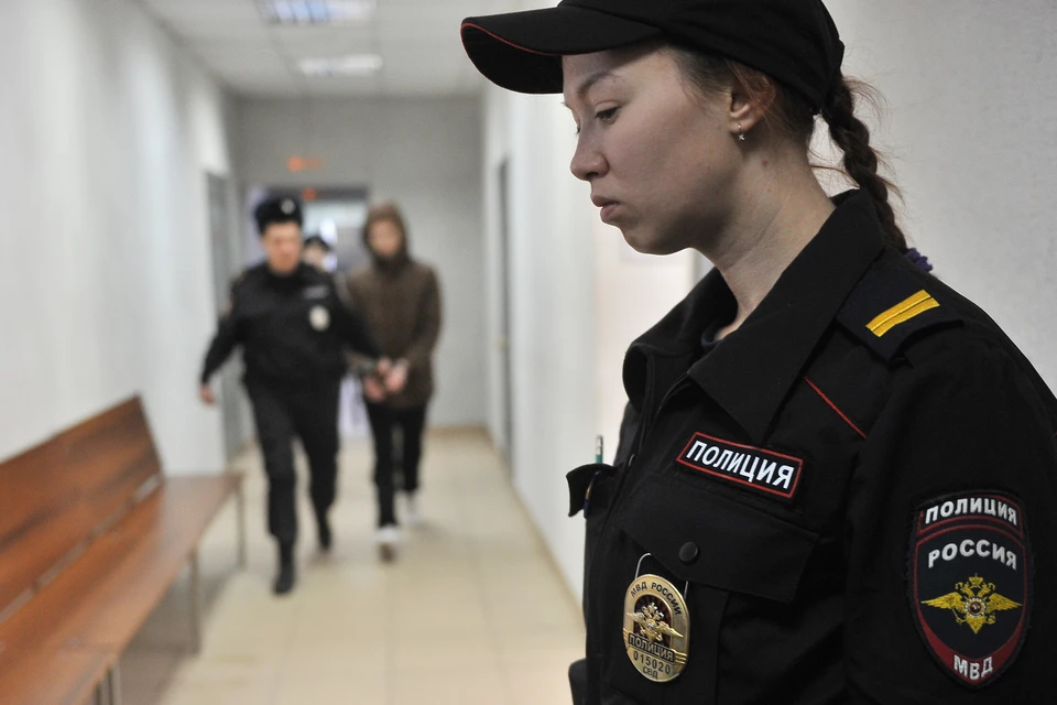 Сотрудники полиции сопровождают задержанного в зал судебного заседания. Фото: Алексей Булатов, (архив «КП»)
