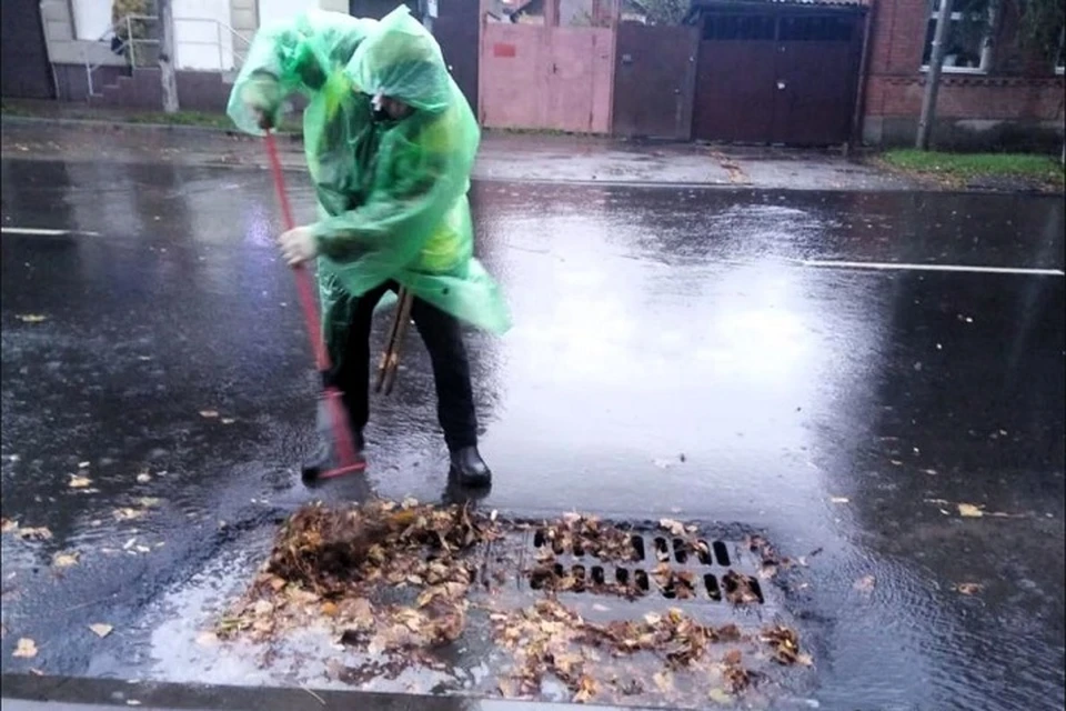 Сейчас в городе ликвидируют последствия дождя и расчищают ливневые решетки. Фото: сайт администрации Ростова-на-Дону
