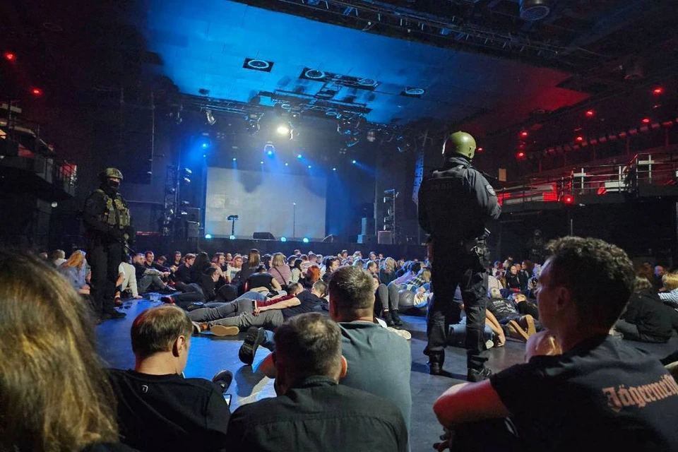 ОМОН прервал концерт Zero People в Петербурге вечером 9 ноября. Фото: t.me/redakciya_channel