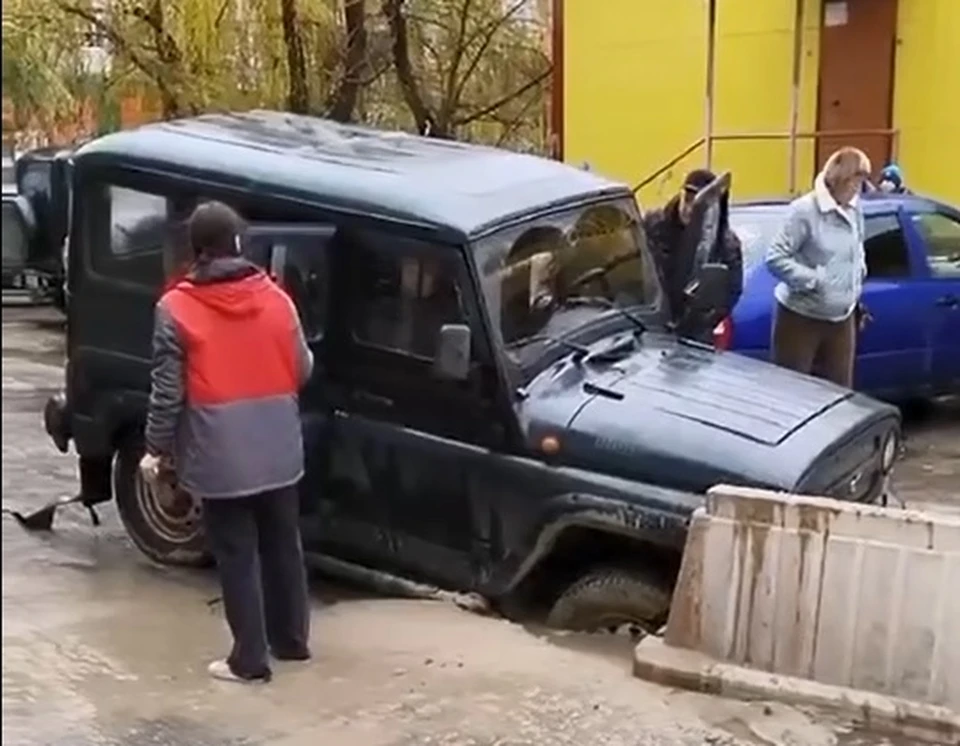 В Ульяновске на улице Рябикова УАЗик провалился в коммунальную яму | ФОТО: скриншот с видео