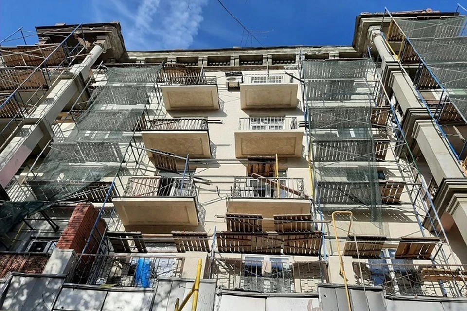 В Мариуполе восстанавливают самый длинный пятиэтажный дом в Ильичевском районе. Фото: Администрация города Мариуполя