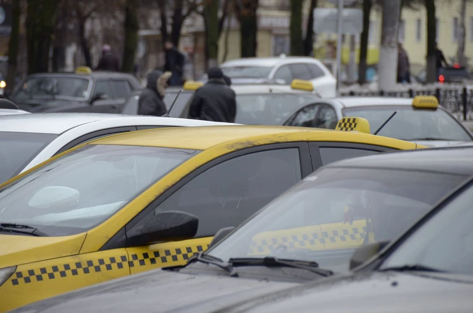 В Тульской области иностранцам запретят работать в такси и общепите