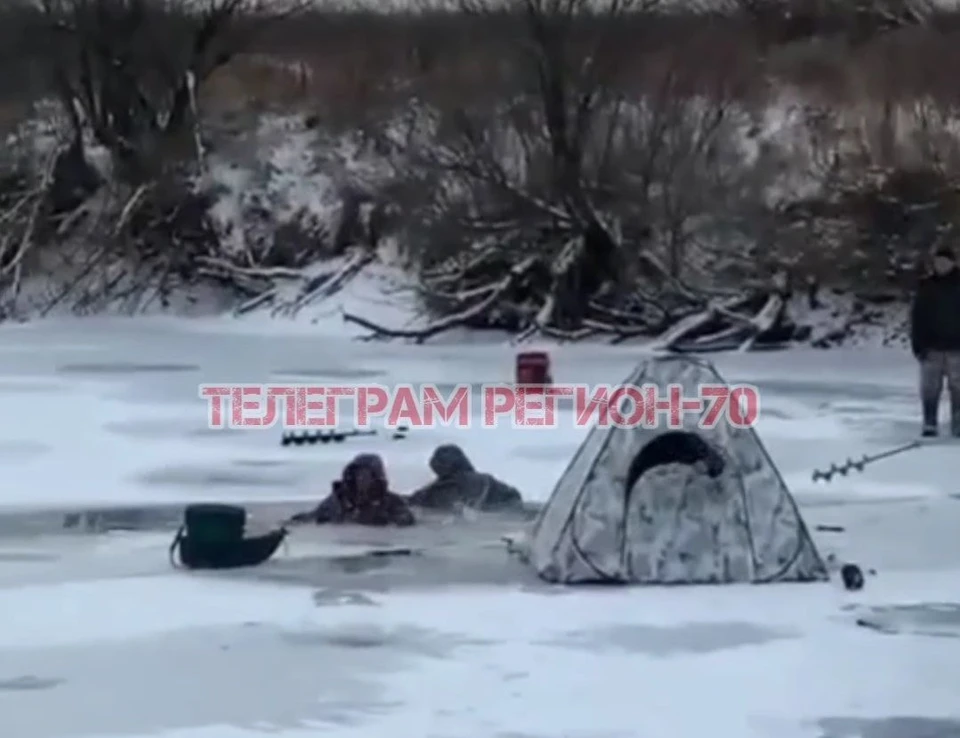 Рыбаков спасли оказавшиеся рядом люди. Фото: скриншот видео Telegram-канала «Регион-70 Томск»