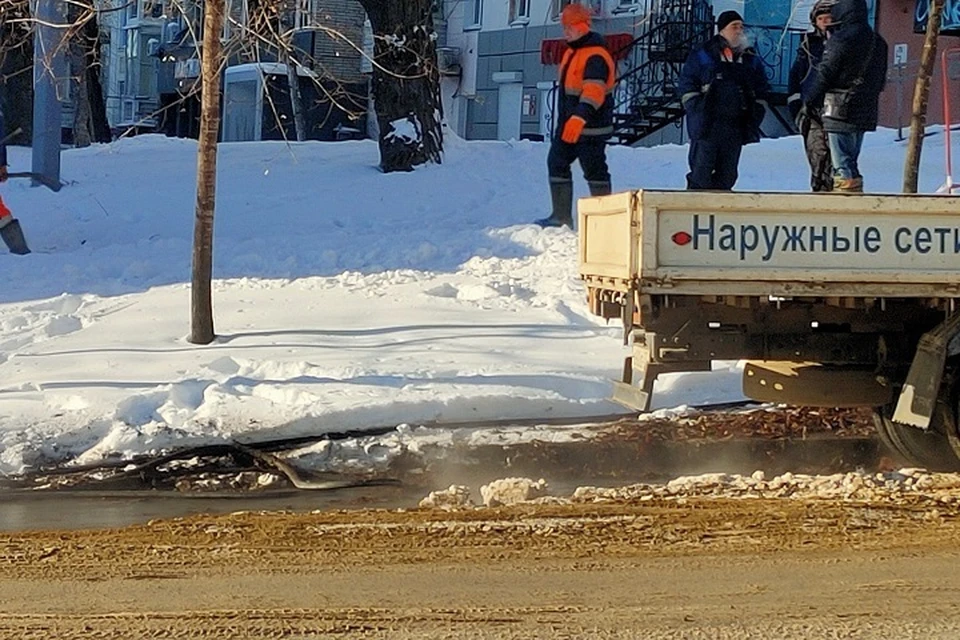 «Горячие ключи» Хабаровска: службы устраняют порыв трубы с кипятком в центре города