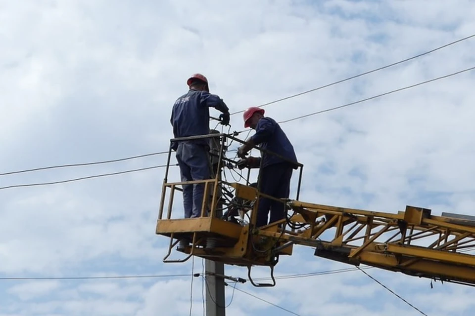 Энергетики ДНР восстанавливают нарушенное энергоснабжение. Фото: Минуглеэнерго ДНР