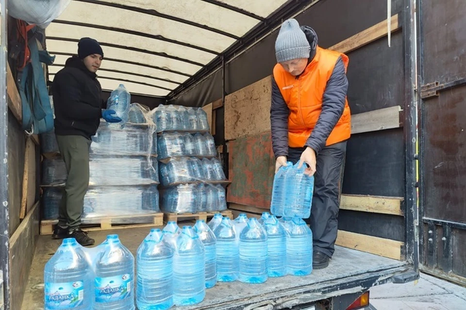 «Омскоблводопровод» передал питьевую воду жителям Стаханова. Фото - "Омскоблводопровод"