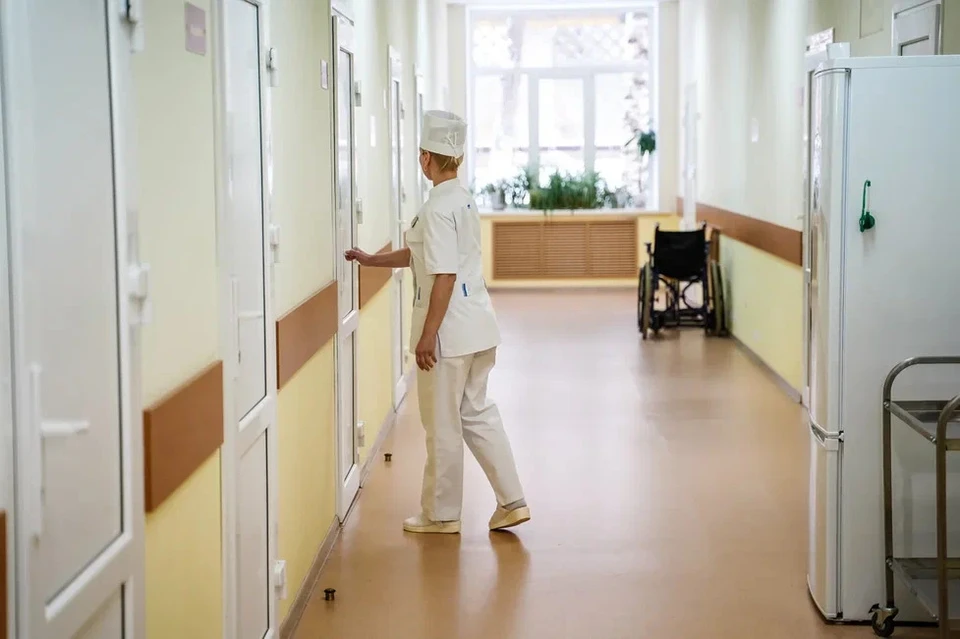 В Соль-Илецкую межрайонную больницу с закрытыми переломами ребер и правого плеча доставили 33-летнего гражданина ближнего зарубежья