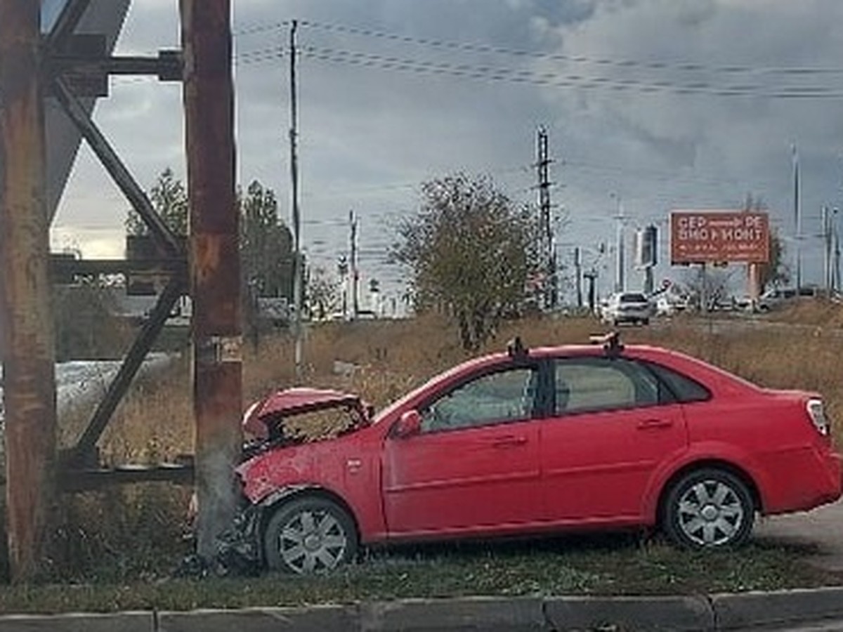 В Волгограде Daewoo Gentra врезалась в теплопровод, пострадал 18-летний  пассажир - KP.RU