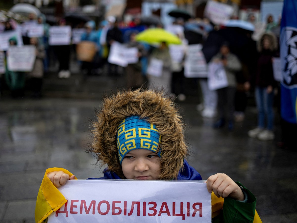 Беременные девушки уходят в ВСУ, в Киеве правит террор, а люди ждут мира:  Украинцы честно рассказали о ситуации в стране - KP.RU