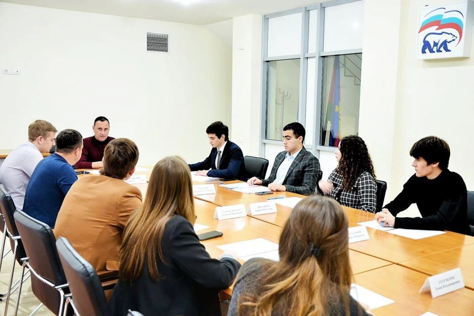 Депутат ЗСК Виктор Тепляков обсудил мероприятия для молодежи с активом МГЕР