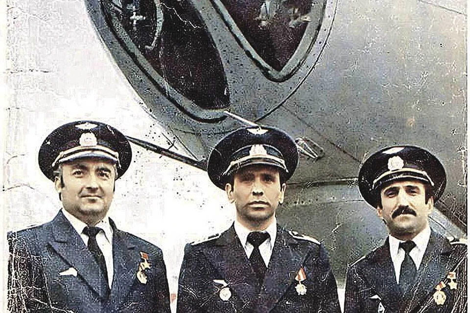 Командир Ту-134 Ахматгер Гардапхадзе, пилот Станислав Габараев и штурман Владимир Гасоян (слева направо) не дали террористам угнать самолет и почти через год попали на журнальные обложки. Фото: «Гражданская авиация», № 8, 1984