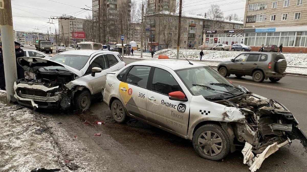 В Кирове пять человек получили травмы в ДТП на Московской - KP.RU