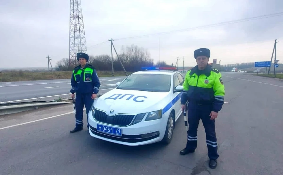 Тульские инспекторы ДПС помогли застрявшему водителю большегруза из Курска