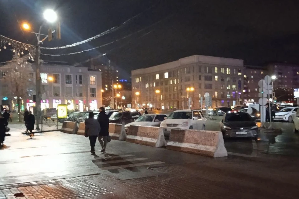 В Новосибирске бетонными блоками перекрыли улицу Ленина.