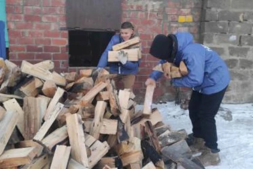 Родителям участника СВО доставили две машины дров.