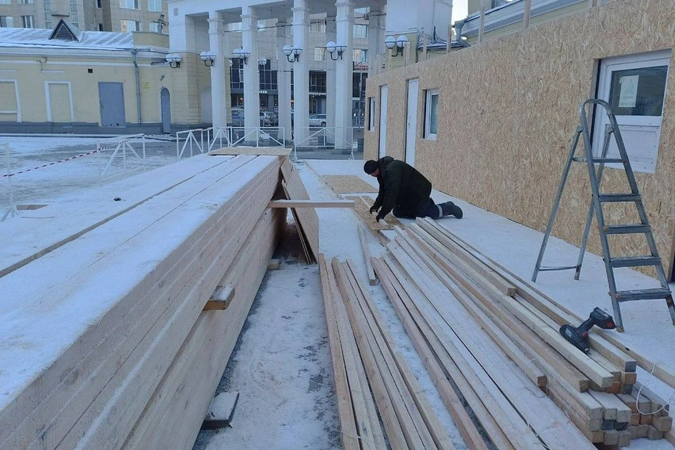 В центре Новосибирска начали готовить площадку для катка. Фото: Анна Терешкова