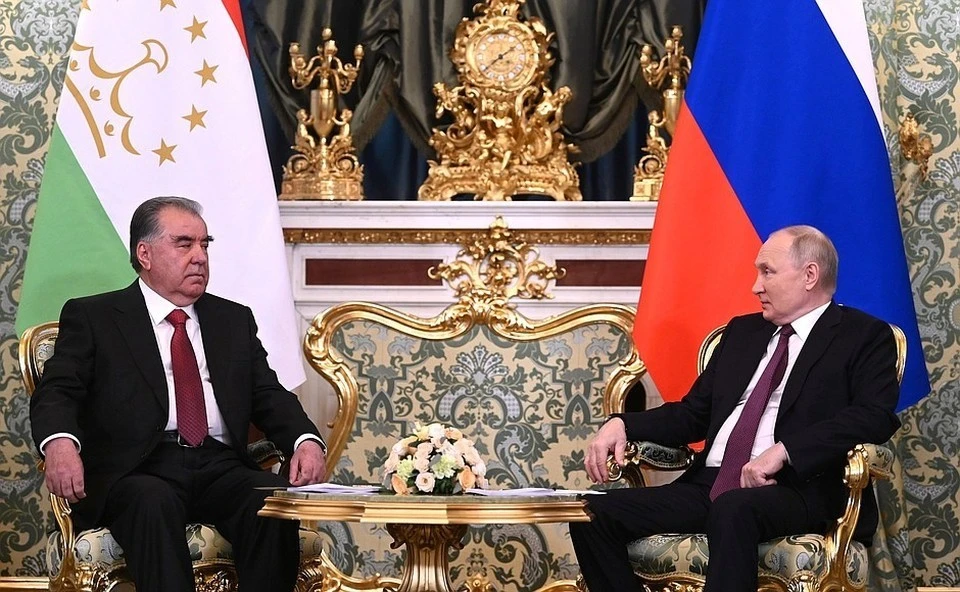 Путин и Рахмон позавтракали в Кремле без пиджаков, но со своим термосом, фото: Михаил Метцель/ТАСС