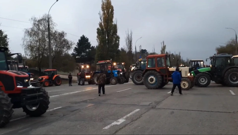 Фермеры перекрыли тракторами Хынчештское шоссе (Фото: скрин с видео).