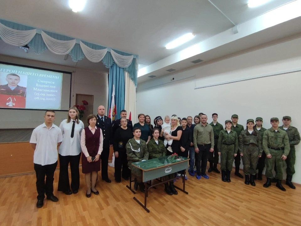 "Парта героя" открылась в честь выпускника, награжденного орденом Мужества посмертно. Фото: Главное управление образования администрации Красноярска